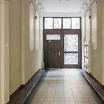 Deluxe Old Town By Renters